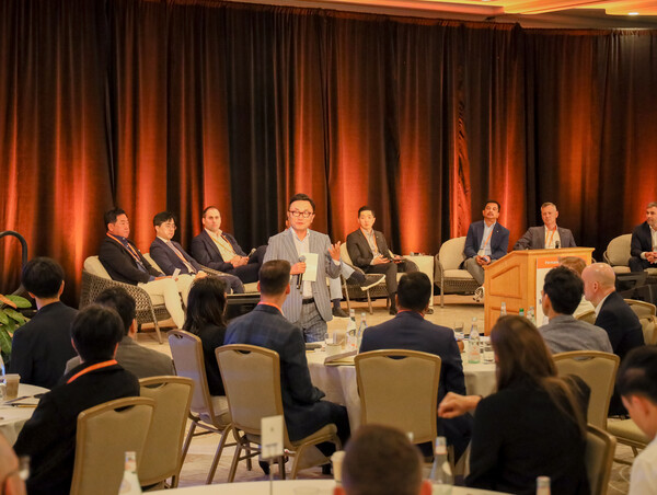 현지시간 3~4일 미국 페어몬트 하와이 호텔에서 열린 ‘미래에셋 ETF Rally 2025’에서 미래에셋그룹 박현주 회장과 글로벌 ETF 임직원들이 ETF 비즈니스 현황을 공유하고 있다./사진=미래에셋자산운용