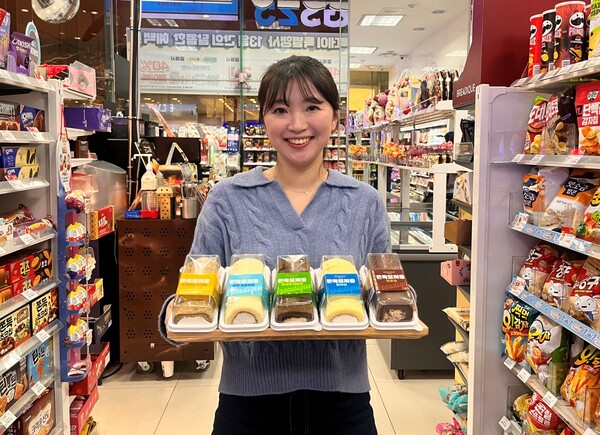 고객이 GS25에서 '쫀득모찌롤'을 들고 포즈를 취하고 있다. / 사진=GS리테일