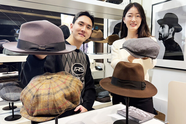 서울 갤러리아명품관에서 모델들이 ‘하우스 오브 아만다 크리스텐센’ 제품을 소개하고 있다. / 사진=한화갤러리아