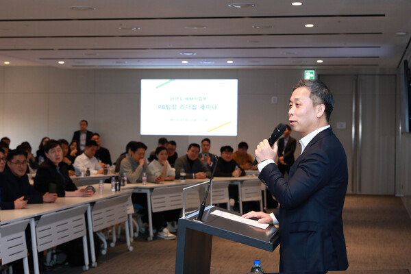 7일 여의도 NH투자증권 본사에서 PB팀장을 대상으로 진행된 리더십 세미나에서 윤병운 NH투자증권 사장이 인사말을 하고 있다./사진=NH투자증권