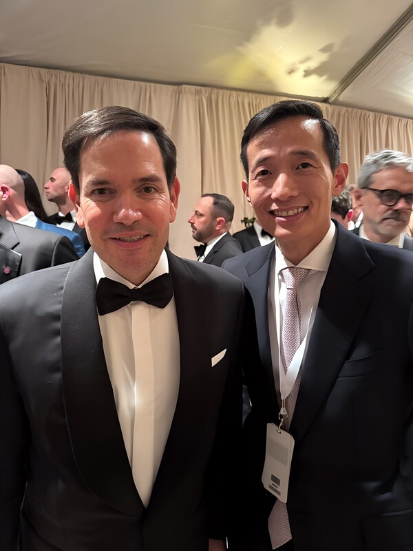 2025년1월19일 미국 워싱턴DC 국립건축박물관에서 열린 캔들라이트 만찬에서 (왼쪽부터) 마크 루비오 미국 국무부장관, 김동관 한화 부회장이 기념촬영을 하고 있다./사진=한화