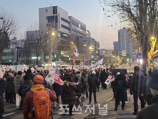 2025년 1월18일 오후 윤석열 대통령의 내란 수괴 혐의 구속영장 심사가 진행된 서울 마포구 서울서부지법 앞 도로에서 극우 성향 지지자들이 "구속 반대" 등을 주장하며 시위를 하고 있다./사진=이현민 기자