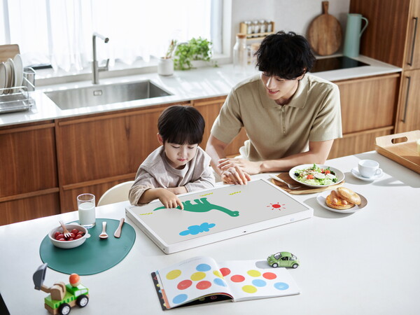 LG전자가 구성원 자녀의 입학을 축하하고 새로운 학교생활을 응원하기 위해 LG 그램 노트북, LG 스탠바이미 2 등 입학 선물을 전달하고 있다. 사진은 LG전자가 최근 출시한 'LG 스탠바이미 2'를 사용하고 있는 모습./사진=LG전자. 2025.02.11