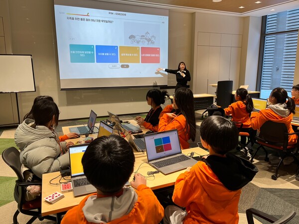 7~8일 강원도 홍천에서 열린 제2회 ‘미래에셋 우리아이TDF 행복가족여행’에서 초등학생들이 금융 교육 프로그램에 참여하고 있다./사진=미래에셋자산운용