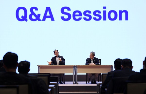 2025년 2월 10일 서울 여의도 한국거래소에서 열린 두산밥캣 ‘인베스터 데이’ 행사에서 스캇 박 최고경영자(CEO) 부회장(왼쪽)과 조덕제 최고재무책임자(CFO) 부사장이 질의응답 세션을 진행하고 있다. /두산밥캣