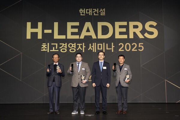 2025년 2월 11일 용산 그랜드 하얏트 서울 호텔에서 진행된 '2025 H-Leaders 최고경영자 세미나'에서 이한우 현대건설 대표이사(오른쪽에서 2번째)와 공정(일우건설)·품질(웅진개발)·안전(신원이엔지개발) 분야 최우수 협력사 대표들이 시상식 후 기념 촬영을 진행하고 있다. /현대건설