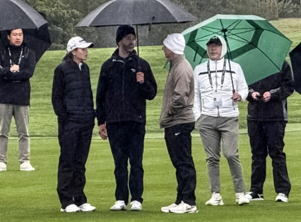 제네시스 인비테이셔널 프로암에서 정의선 현대자동차그룹 회장(왼쪽에서 5번째)과  카이 트럼프(왼쪽 두번째 부터), 도널드 트럼프 주니어, 로리 매킬로이가 대화하고 있다./사진=페이스북