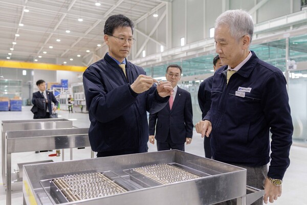 강태영 농협은행장(왼쪽)과 윤종찬 비엠티 대표이사가 2025년 2월 13일 부산광역시 기장군 비엠티 본사에서 생산시설을 돌아보고 있다./사진=농협은행