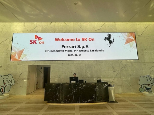 2025년2월14일 서울시 중구 SK서린사옥 로비. 베네디토 비냐 페라리 CEO의 방문을 환영하는 문구를 디지털 사이니지에 띄워놓고 있다./사진=연합뉴스