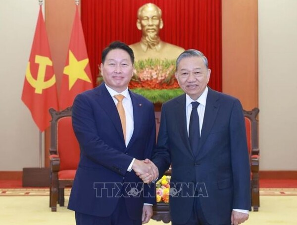 최태원 SK그룹 회장이 2025년 5월 14일 베트남 또 럼 당서기장을 하노이 당 중앙위원회 본부에서 만나 기념사진을 촬영하고 있다./ 2025.2.16. VNA 홈페이지캡처