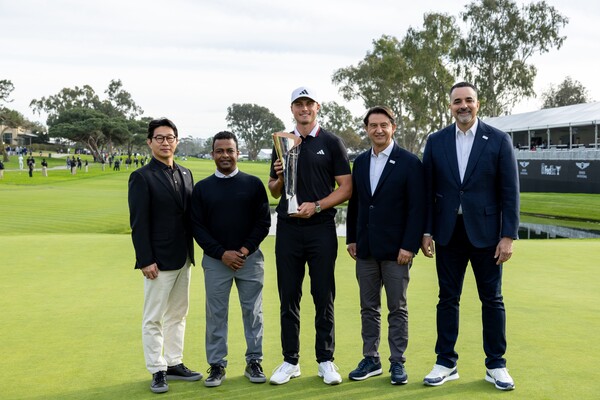 (왼쪽부터) 제네시스사업본부장 송민규 부사장, 테드 멘지스테 제네시스 북미법인 최고운영책임자(COO), '2025 제네시스 인비테이셔널' 우승자 루드비그 오베리, 현대차 호세 무뇨스 대표이사 사장, 현대차 랜디 파커 북미법인 최고경영자(CEO)가 기념 촬영을 하고 있다./2025.2.7. 현대차기아