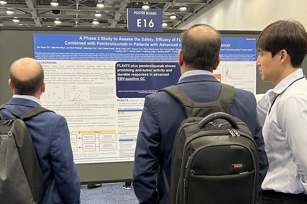이동준 한미약품 ONCO임상팀 연구원(오른쪽)이 2025년 1월 23일 열린 미국임상종양학회 소화기암 심포지엄에서 '티부메시르논' 임상 2상 단계 1의 최종 결과가 담긴 포스터 내용을 설명하고 있다. /한미약품
