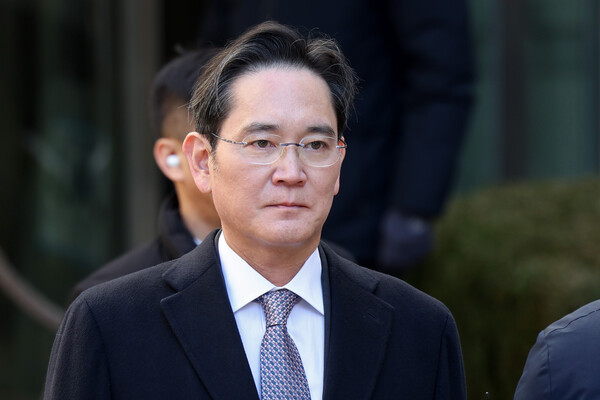 이재용 삼성전자 회장이 3일 오후 서초구 서울고법에서 열린 그룹 경영권 승계 관련 부당합병·회계부정 의혹 항소심 선고공판에서 무죄 판결을 받은 뒤 법원을 나서고 있다. 2025.2.3/연합