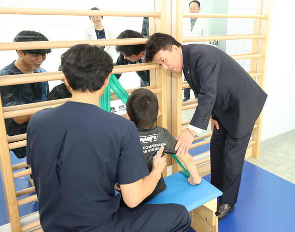 2025년 2월 17일 서울 마포구 푸르메재단 넥슨어린이재활병원에서 진행된 ‘장애 아동·청소년을 위한 재활 및 학습 보조기구 전달식’에서 함영주 하나금융그룹 회장(사진 맨 오른쪽)이 중추신경계 발달치료를 받고 있는 장애 아동에게 격려의 말을 전하고 있다./사진=하나금융그룹