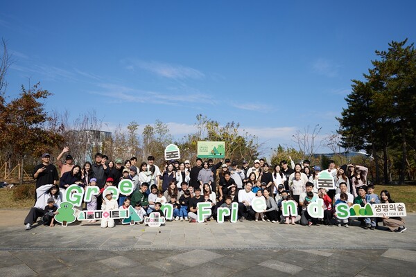 지난해 11월 서울 강남구 소재 율현공원에서 현대백화점 임직원과 가족들이 '서울 마이 트리 - 내 나무 갖기' 기부 프로젝트에 참여해 나무심기 봉사활동을 마친 뒤 기념사진을 찍고 있다./사진=현대백화점.