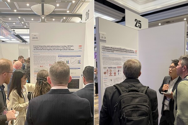 한미약품 R&D센터 박초롱 파트장(왼쪽 사진)과 김원기 연구원(오른쪽 사진)이 2025년 2월 4일(현지 시각) 열린 ‘월드 심포지엄’에서 파브리병 치료제 ‘LA-GLA’의 주요 연구 내용이 담긴 포스터를 토대로 참석자들에게 설명하고 있다. /한미약품