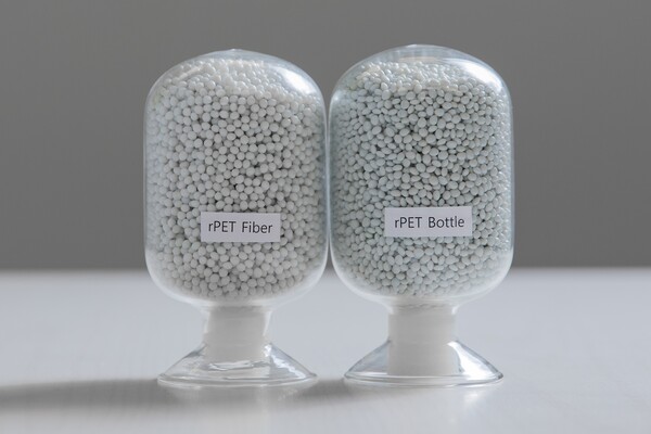 삼양에코테크가 폐페트병으로 생산하는 재활용 페트칩 / 사진=삼양홀딩스