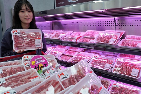 롯데마트 제타플렉스 잠실점 수입 삼겹살 코너에서 캐나다산 삼겹살을 홍보하는 직원의 모습 / 사진=롯데마트‧슈퍼