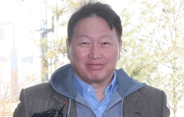 최태원 대한상공회의소 회장 겸 SK그룹회장이 2025년2월 19일 서울 강서구 김포공항 비즈니스항공센터에서 출장길에 오르기 전 취재진들과 인터뷰를 진행하고 있다./사진=연합뉴스