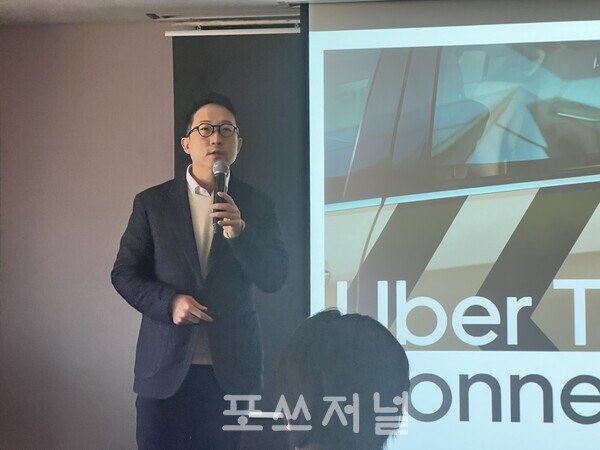 20일 서울 더 플라자 호텔에서 송진우 우버 택시 코리아 총괄(GM)이 '우버 택시 커넥트데이' 기자간담회를 열고 리브랜딩 후 주요 성과와 2025년 성장 전략에 대해 발표하고 있다./사진=김지훈 기자
