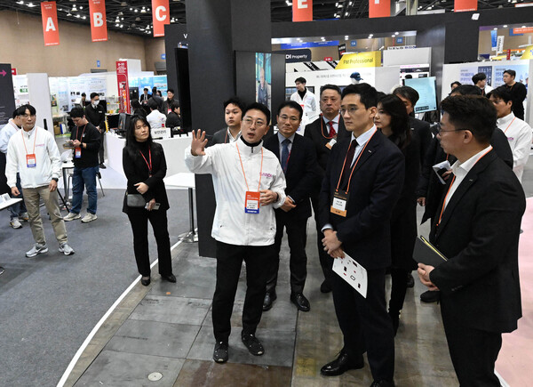 김대헌 호반그룹 기획총괄사장이 '2025 코리아빌드위크' 부스를 둘러보고 있다. /2025.2.20 호반그룹