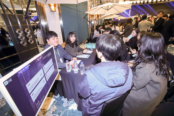 21일 서울 송파구 소피텔 앰배서더 서울 KT 에이블스쿨 잡페어 현장에서 에이블스쿨 6기 교육생들이 취업 정보를 얻고 있다./사진=KT