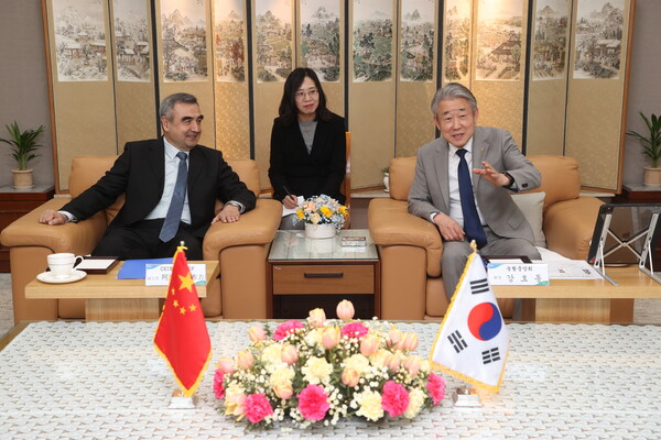 농협중앙회 강호동 회장(사진 오른쪽)이 2025년 2월 21일 서울 중국 농협중앙회 본관에서 중국 공소합작총사 아띠리 우뿌리 부주임과 협력 방안을 논의하고 있다./사진=농협