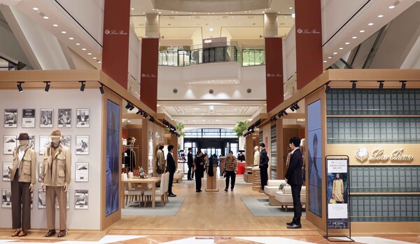 신세계백화점 강남점 로로피아나 팝업스토어 매장./신세계백화점