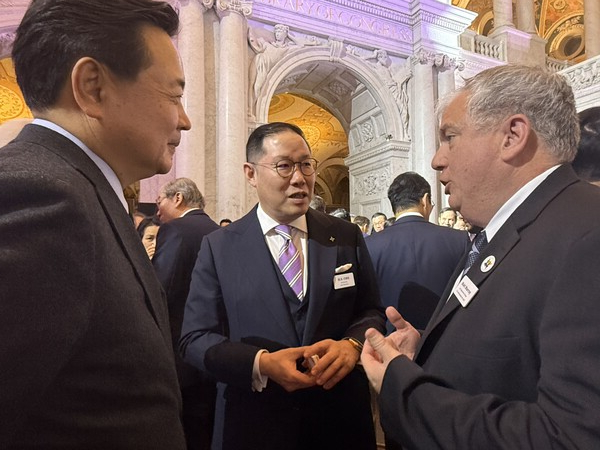 '대미 통상 아웃리치 사절단' 자격으로 2025년 2월 19∼20일(현지시간) 미국 워싱턴DC를 방문중인 조현상 HS효성 부회장이 조현동 주미대사, 맷 머레이 미국 APEC 대사를 만나 양국 협력 방안을 논의하고 있다. 왼쪽부터 조현동 주미대사, 조현상 HS효성 부회장, 맷 머레이 미국 APEC 대사. /HS효성