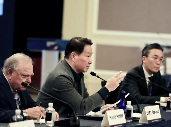 최태원 SK그룹 회장 겸 최종현학술원 이사장이 2025년 2월 22일 미국 워싱턴DC 샐러맨더 호텔에서 열린 ‘TPD2025’ 둘째날 행사에서 AI 관련 특별연설을 하고 있다./SK