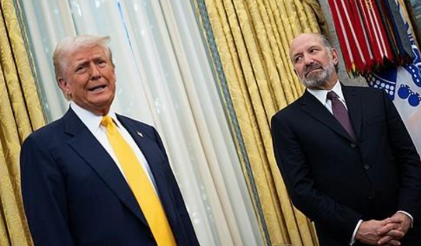 도널드 트럼프 미국 대통령과 하워드 러트닉 상무부 장관./사진=로이터연합