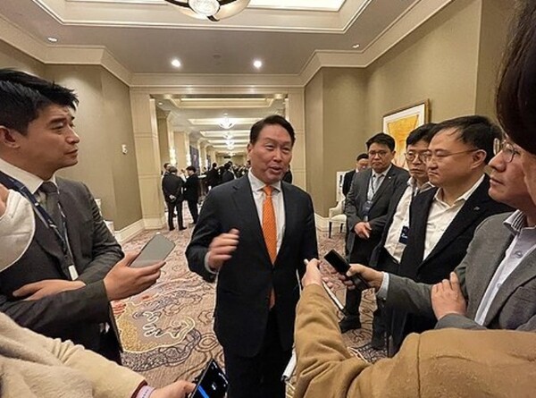 최태원 SK그룹 회장 겸 대한상의 회장이 2025년 2얼 21일(현지시간) 미국 워싱턴 DC의 한 호텔에서 최종현학술원 주최로 열린 '2025 트랜스퍼시픽 다이얼로그'(TPD) 행사장에서 취재진과 만나 인터뷰하고 있다. /2025.2.24 연합뉴스