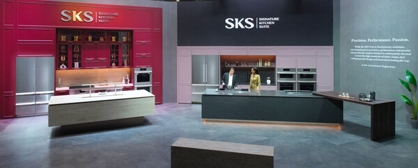 모델들이 초프리미엄 빌트인 가전 ‘SKS’를 체험하고 있는 모습 / 사진=LG전자