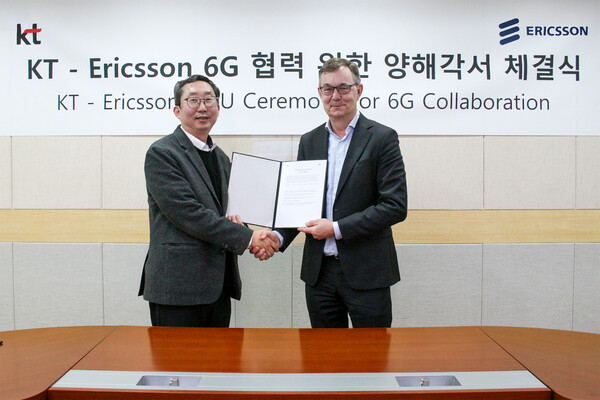 2025년 2월 25일 서울 서초구 KT연구개발센터에서 (왼쪽부터) KT 미래네트워크연구소장 이종식 전무와 에릭슨 울프 라이딘 6G&SW 제품 부문장이 업무협약을 체결하고 기념촬영을 하고 있다./사진=KT
