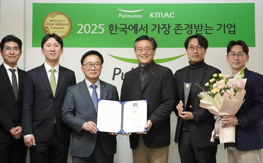 김종헌 풀무원 경영기획실장(오른쪽)과 한수희 한국능률협회컨설팅 대표이사 사장이 풀무원 수서 본사에서 진행된 개별 기업 인증식에서 기념촬영을 하고 있다. / 사진=풀무원