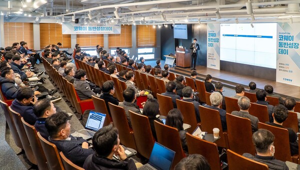 코웨이가 2025년 2월 24일 서울 구로구 코웨이 본사에서 ‘제3회 2025년 파트너사 동반성장 데이’를 개최했다. 이날 행사에 참석한 한창희 코웨이 구매실장(왼쪽 다섯 번째)과 파트너사 관계자들이 기념사진을 촬영하고 있다./코웨이