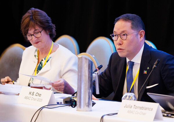 2025년2월23일 호주 브리즈번에서 개최된 APEC 기업인자문위원회(ABAC) 1차 회의에서 (오른쪽)  ABAC 의장을 맡고 있는 조현상 HS효성 부회장이 발언하고 있다./사진=대한상의