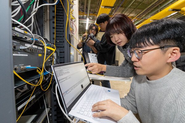 KT는 KT 5G 유심(USIM)망에 QKD(Quantum Key Distribution, 양자암호)와 PQC(Post Quantum Cryptography, 양자내성암호)-VPN을 통합한 하이브리드 양자암호통신 네트워크를 국내 최초로 적용했다./사진=KT. 2025.2.26