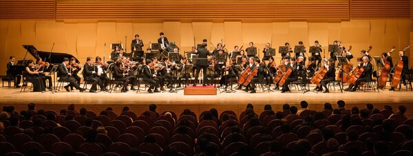 2025년 2월 23일 경기도 성남아트센터 콘서트홀에서 열린 ‘제11회 빛의 소리 나눔콘서트’에서 객석을 가득 메운 관객들이 MPO 단원들의 연주를 감상하고 있다. /한미약품