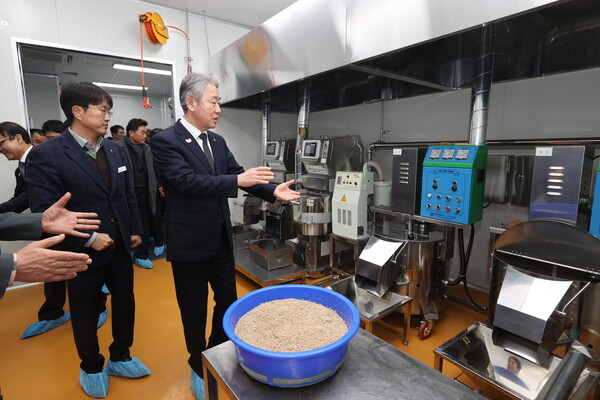 강호동 농협중앙회장(오른쪽)이 2025년 2월 25일 남안동농협 가공사업소를 방문해 생산 공정에 사용되는 기계의 상태를 점검하고 있다. / 사진=농협