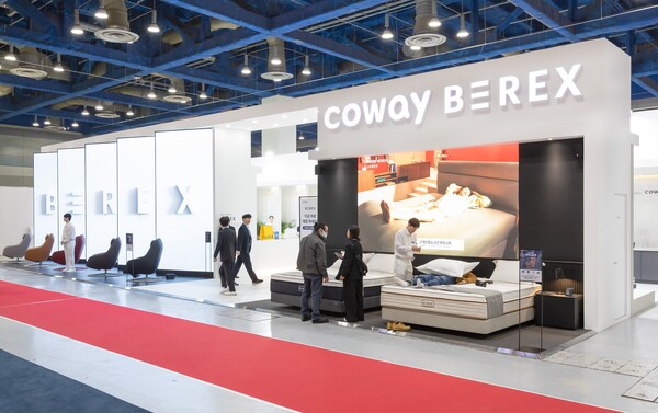2025년 2월 26일] 2025 서울리빙디자인페어 코웨이 전시관을 찾은 관람객이 코웨이 비렉스 트리플체어를 체험하고 있다./코웨이