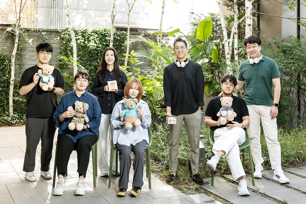 SK텔레콤은 'MWC25'의 부대행사인 4YFN(4 Years from Now)에서 글로벌 진출을 희망하는 AI스타트업 15개사와 함께 SK텔레콤과의 AI 협업사례, 혁신 아이디어와 기술을 전 세계에 선보인다. 사진은 스트레스솔루션 배익렬 대표와 임직원이 전시에서 선보일 예정인 테디베어 수면 인형을 들고 포즈를 취하고 있는 모습./사진=SKT. 2025.2.27