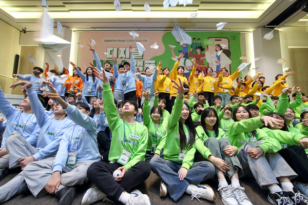 KT가 세브란스병원 소아정신과 및 사회사업팀, 서울시·경기도교육청과 2025년 2월 26일 서울 서대문구 연세대학교 백양누리에서 전국 중학생 110명을 대상으로 제2회 ‘디지털 디톡스 캠프’를 진행했다. 제2회 디지털 디톡스 캠프 참가자들이 소통하기 세션에서 종기비행기 국가대표와 소통을 주제로 이야기를 나누고 다 함께 종이비행기를 날려보고 있다./사진=KT.