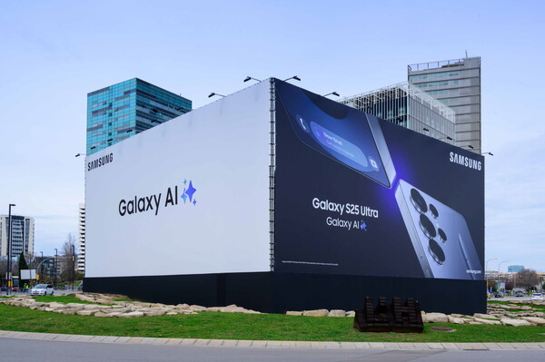 MWC25 전시관 주변의 삼성전자 외부 광고 모습./2025.3.2.삼성전자