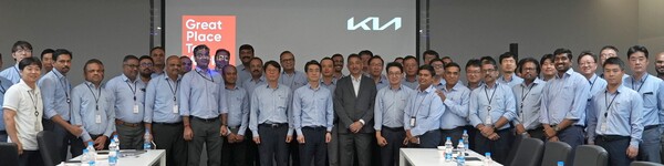 기아 인도권역본부가 세계적인 조직문화 평가 기관 ‘Great Place To Work(이하 GPTW)’로부터 ‘일하기 좋은 기업’ 인증을 받았다고 2일 밝혔다. 기아 인도권역본부장 이광구 전무(사진 가운데 검정색 정장 좌측)와 GPTW 인도 아눕 시퀘이라 디렉터(사진 가운데 검정색 정장)를 비롯한 기아 인도권역본부 임직원이인증서 수여식에서 기념사진을 촬영하고 있다./2025.3.2.기아