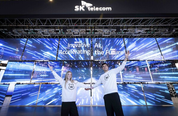 SK텔레콤은 스페인 바르셀로나에서 2025년 3월 3일(현지 시간) 막을 여는 ‘MWC25(Mobile World Congress 2025)’에서 차세대 AI 데이터센터 솔루션과 AI가 접목된 기지국 등 다양한 혁신 기술을 공개한다.  MWC25 전시관에서 SK텔레콤 모델이 포즈를 취한 모습./SKT