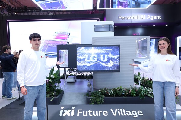 LG유플러스가 MWC25 현장에서 ‘안심 지능(Assured Intelligence)’을 기반으로 자체 개발 AI ‘익시(ixi)’를 통해 달라지는 2050년의 미래 생활상을 그린 ‘익시퓨처빌리지(ixi FutureVillage)’를 공개했다. 사진은 LG유플러스 모델이 익시퓨처빌리지를 소개하는 모습./2025.3.3.LG유플러스