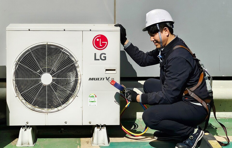 LG전자가 휘센 에어컨을 사용하는 고객을 위해 10일부터 4월 30일까지 사전점검 서비스를 실시한다. LG전자 서비스 엔지니어가 실외기를 점검하고 있다./2025.3.3.LG전자