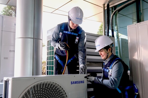 삼성전자서비스 엔지니어가 에어컨 사전점검 서비스를 제공하는 모습./2025.3.3. 삼성전자서비스