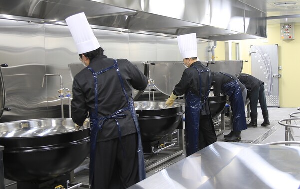 실버 이동급식 조리시설 / 사진=CJ프레시웨이